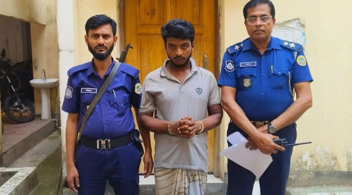 ঘরে ঢুকে প্রবাসীর স্ত্রীকে কুপিয়ে হত্যা, প্রধান আসামি গ্রেপ্তার